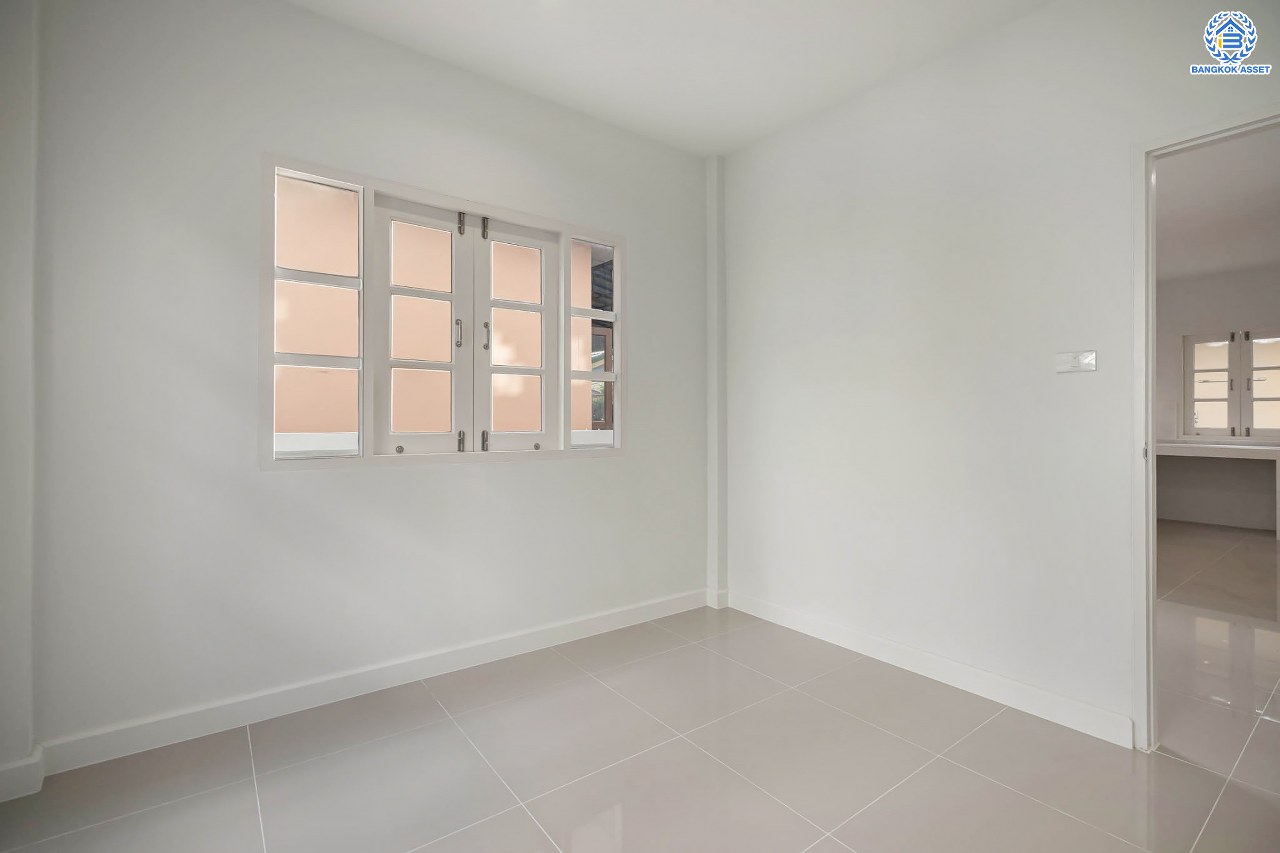 บ้านมือสองตกแต่งใหม่ โครงการ ประดับดาว2 ท่าอิฐ ตกแต่งครบครัน พร้อมอยู่ เนื้อที่ 57 ตร.ว. ฟังก์ชัน 3 ห้องนอน 2 ห้องน้ำ พร้อมห้องอเนกประสงค์ชั้นล่าง 1 ห้อง พื้นที่ใช้สอยกว้างขวาง บนทำเลที่ดีที่สุด เชื่อมต่อได้หลายเส้นทาง ใกล้รถไฟฟ้าสายสีม่วง "สถานีบางรักน้อยท่าอิฐ"